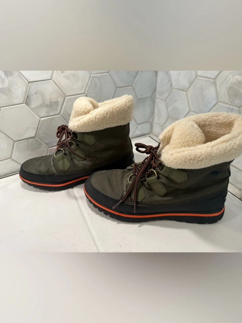 Sorel Woman’s Explorer Carnival Sz 7 Khaki Green Waterproof Fleece Lining Laces
